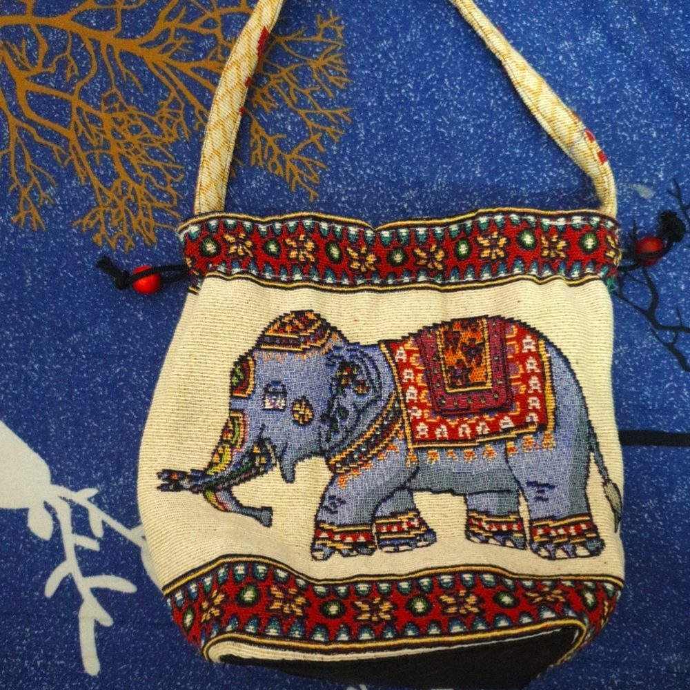 Bag embroidered with extremely beautiful baby elephant motifs